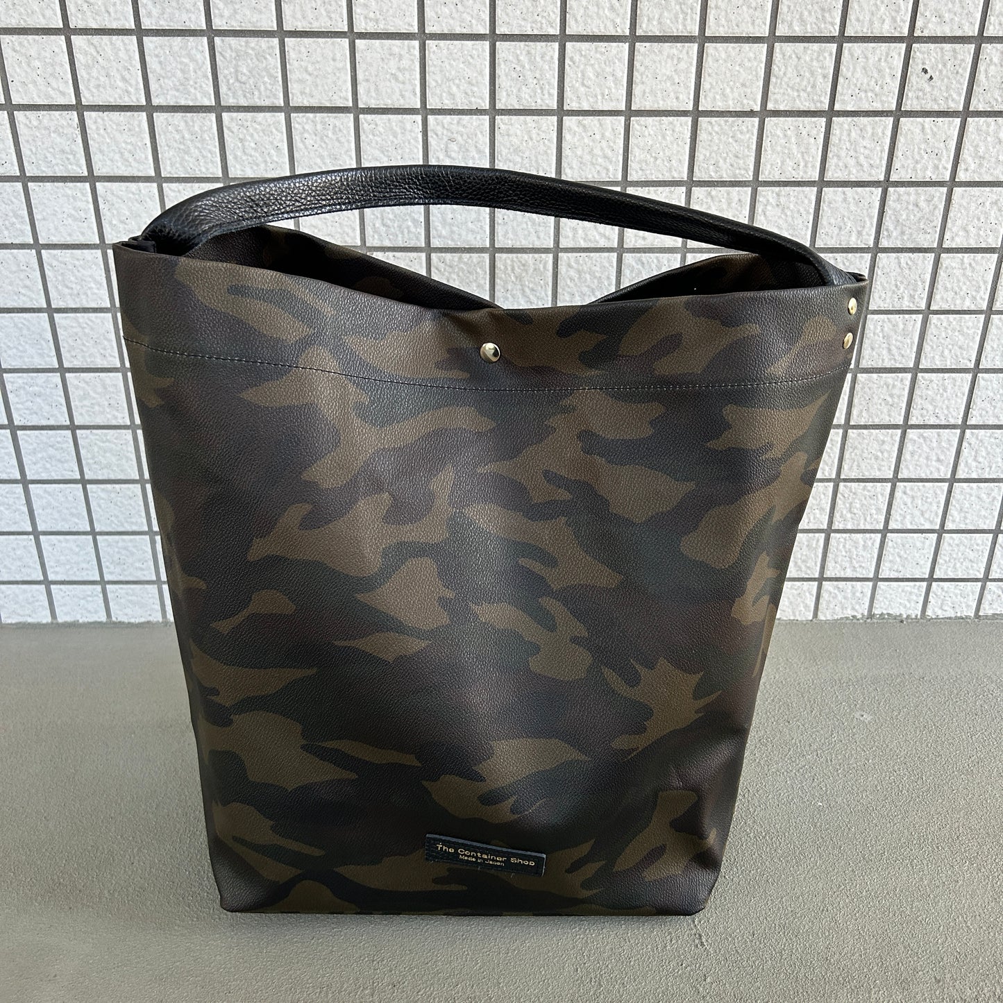 "Lightweight and wipeable" dark camouflage PVC processing (one shoulder) large