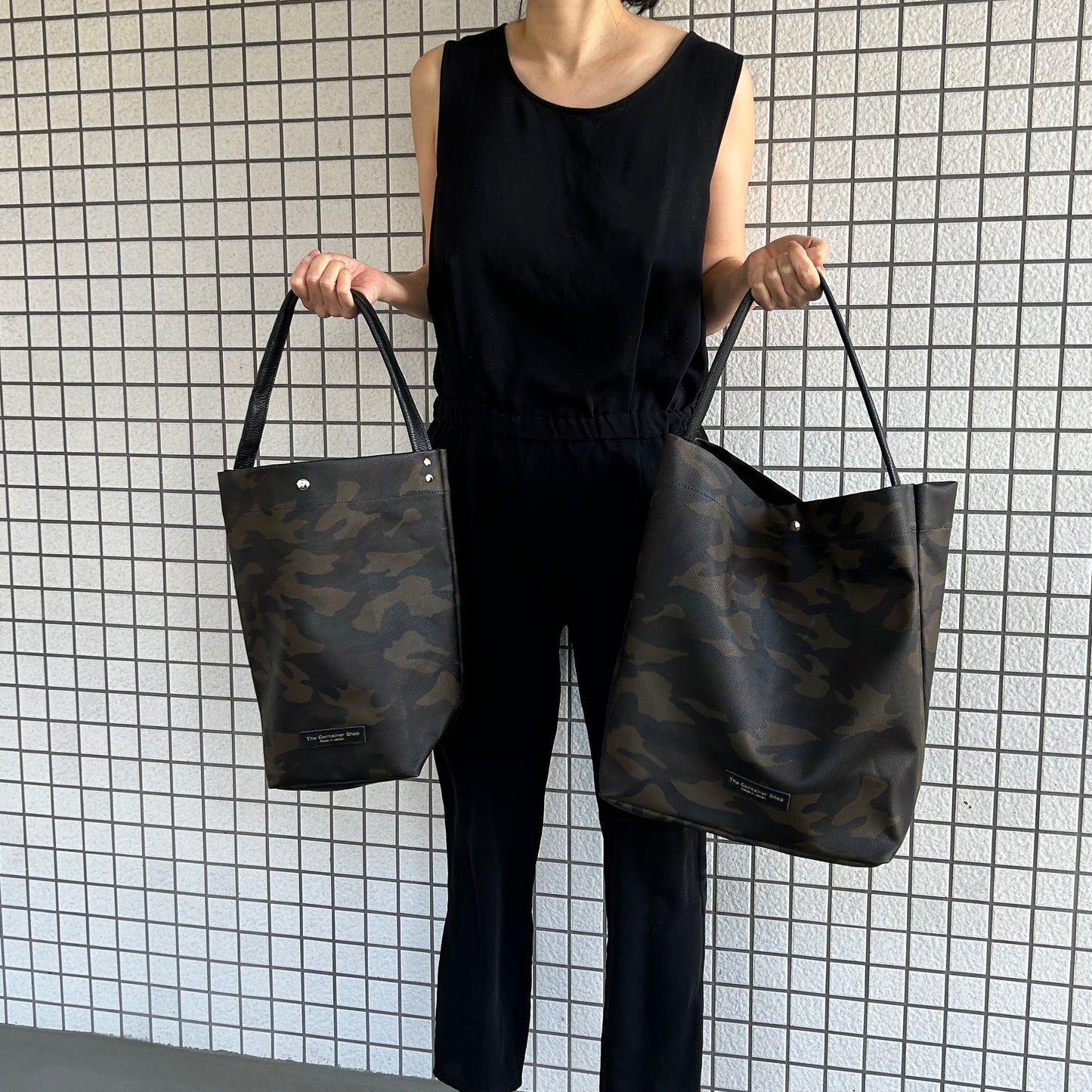 "Lightweight and wipeable" dark camouflage PVC processing (one shoulder) large