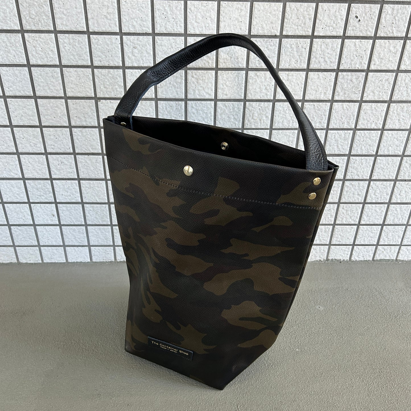 "Lightweight and wipeable" dark camouflage PVC processed (one shoulder) small
