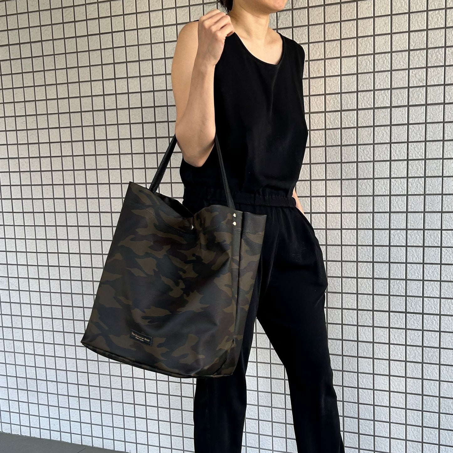 "Lightweight and wipeable" dark camouflage PVC processing (one shoulder) large