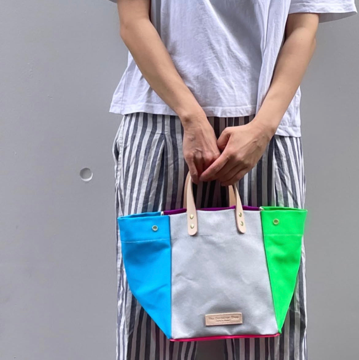 Comes with a multi-colored bag and a free pouch