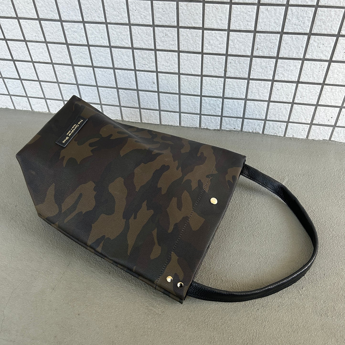 "Lightweight and wipeable" dark camouflage PVC processed (one shoulder) small