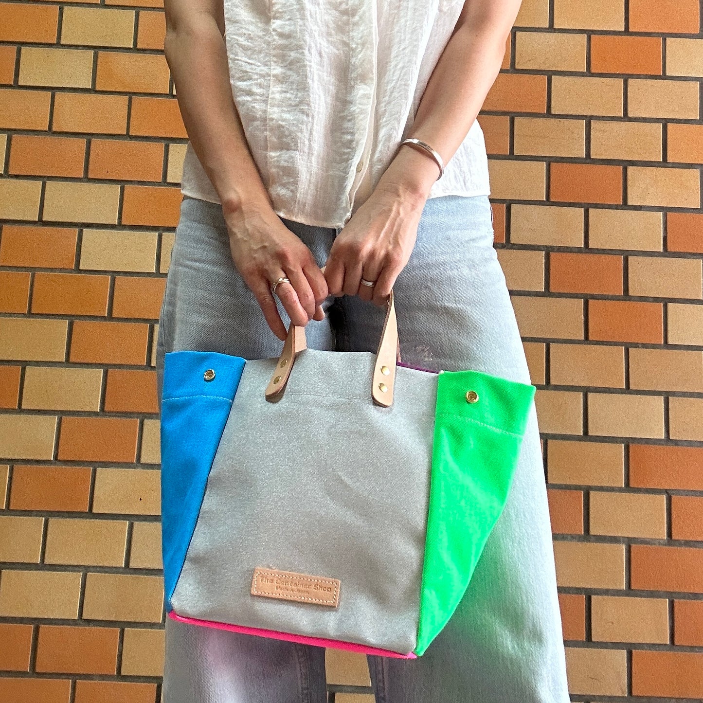 Comes with a multi-colored bag and a free pouch