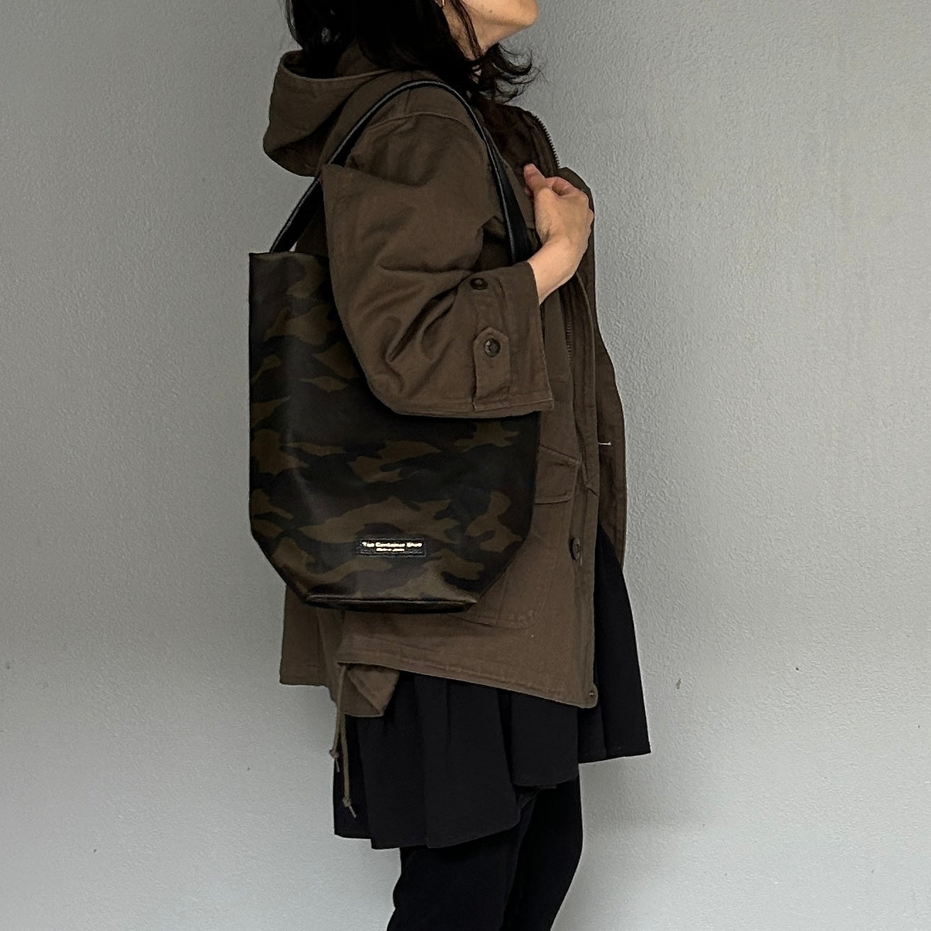 "Lightweight and wipeable" dark camouflage PVC processed (one shoulder) small