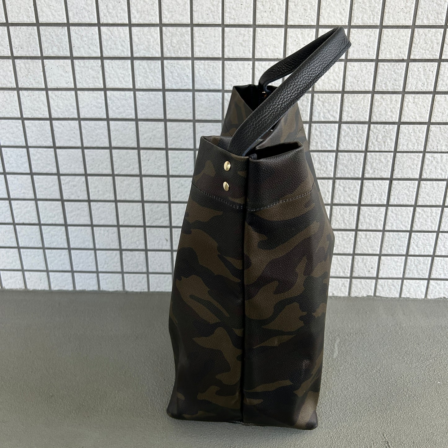 "Lightweight and wipeable" dark camouflage PVC processing (one shoulder) large