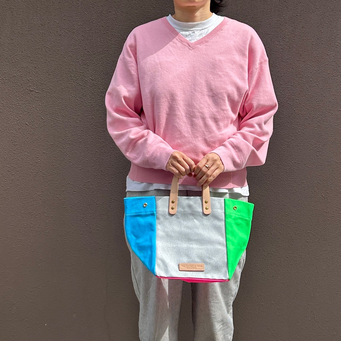 Comes with a multi-colored bag and a free pouch