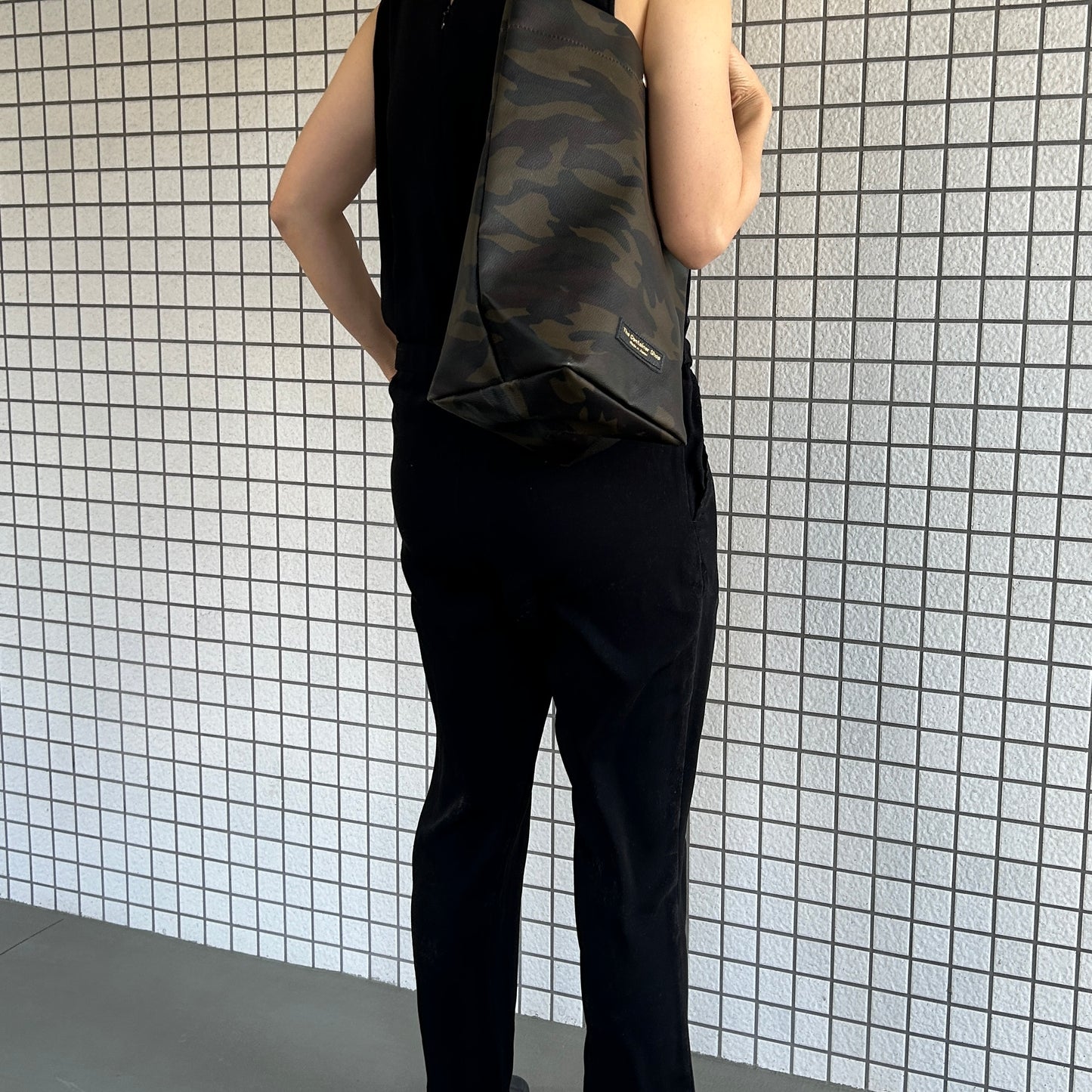 "Lightweight and wipeable" dark camouflage PVC processed (one shoulder) small