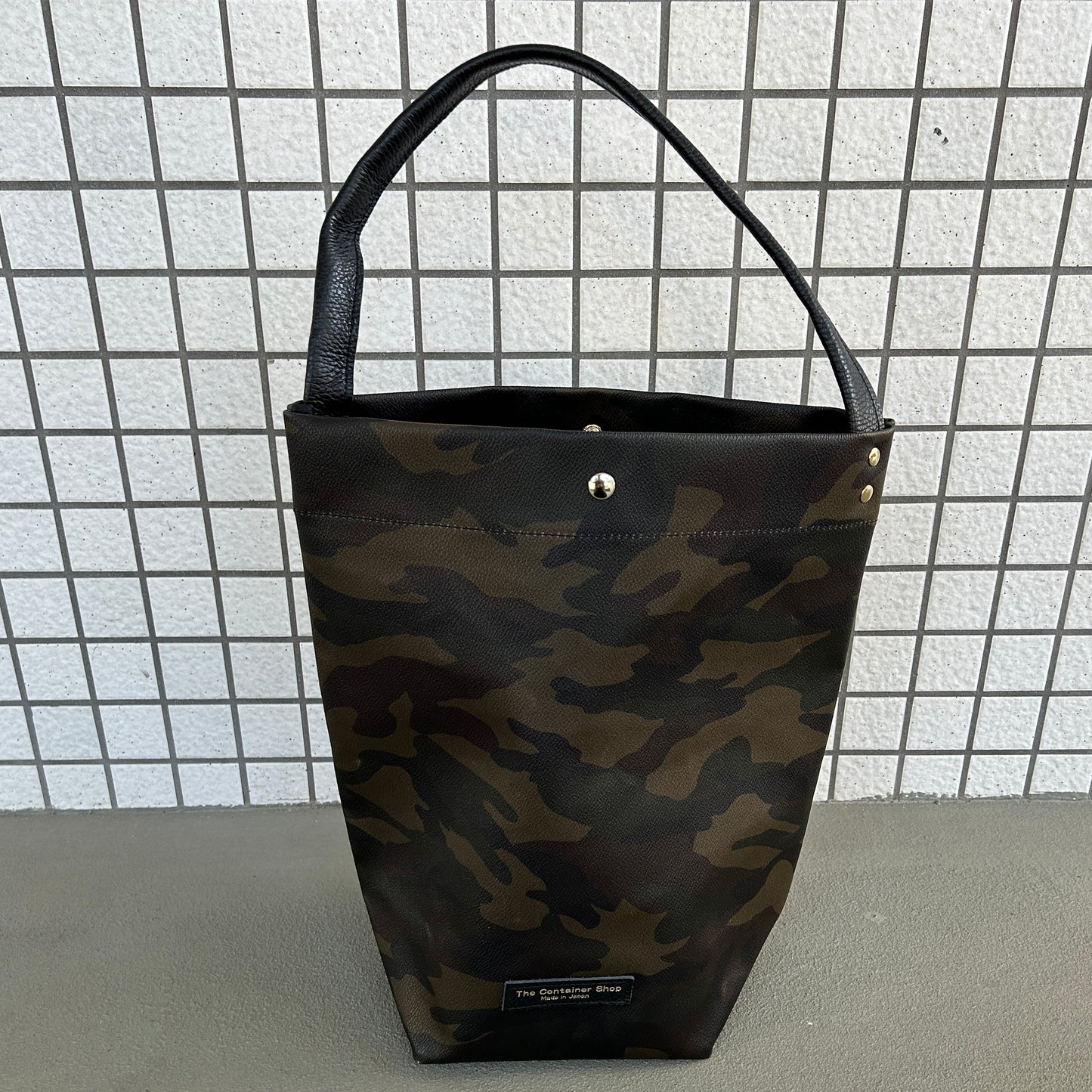 "Lightweight and wipeable" dark camouflage PVC processed (one shoulder) small