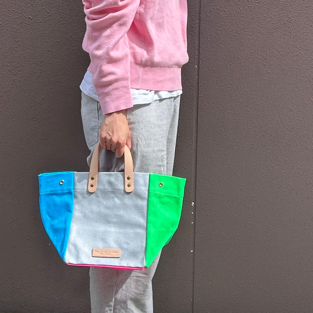 Comes with a multi-colored bag and a free pouch