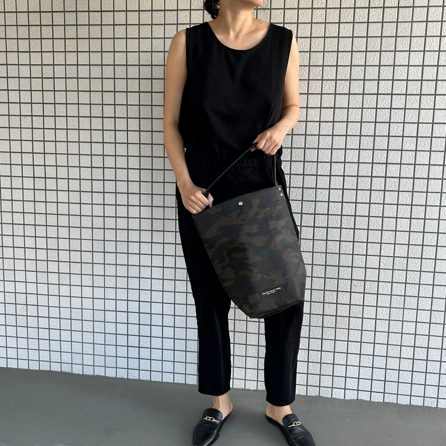 "Lightweight and wipeable" dark camouflage PVC processed (one shoulder) small