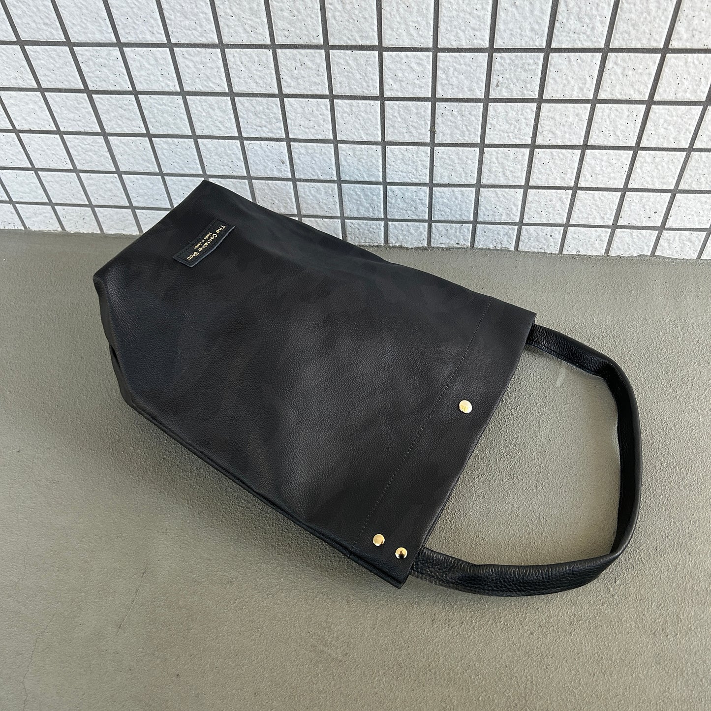 "Lightweight and wipeable" black camouflage PVC processed (one-shoulder) small)