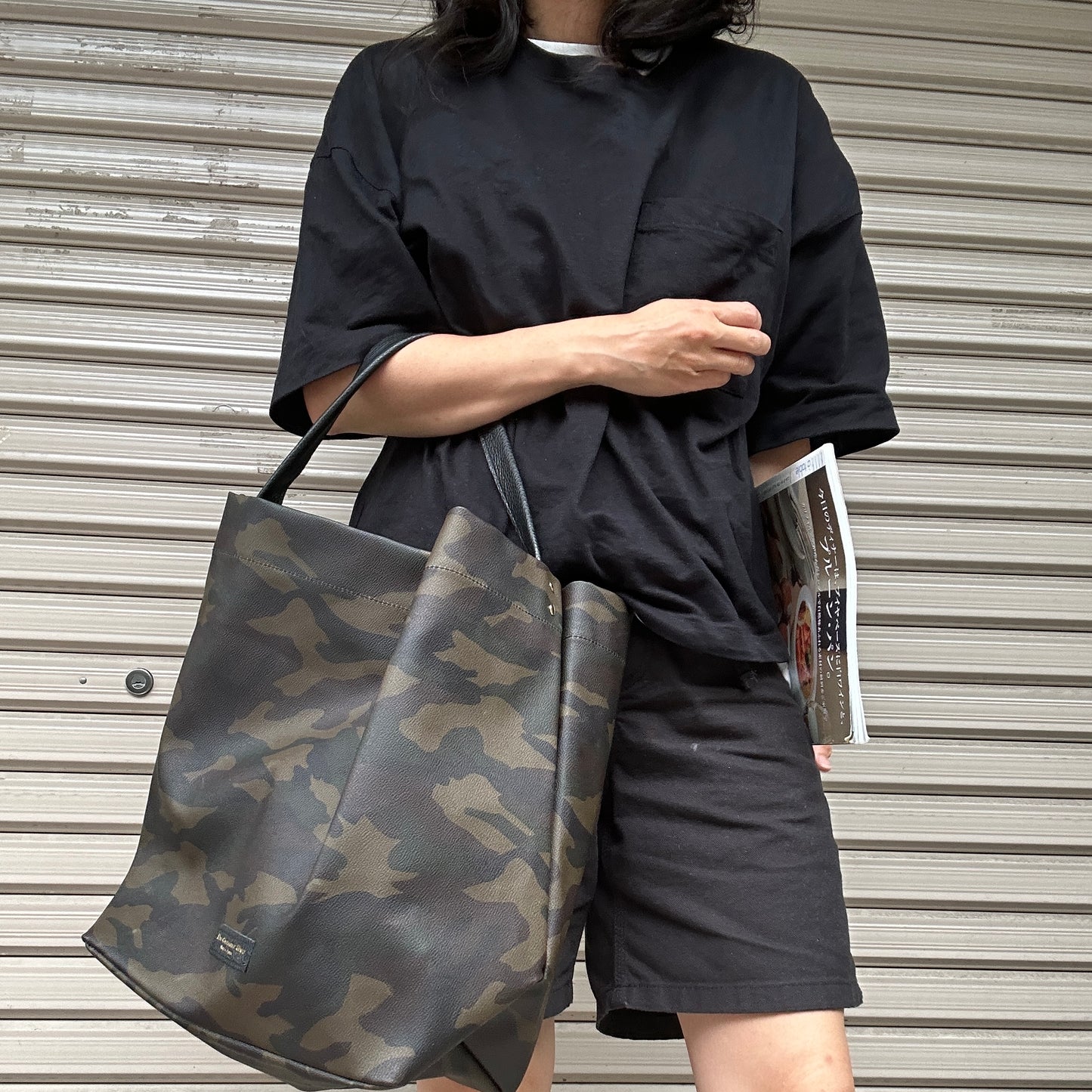 "Lightweight and wipeable" dark camouflage PVC processing (one shoulder) large