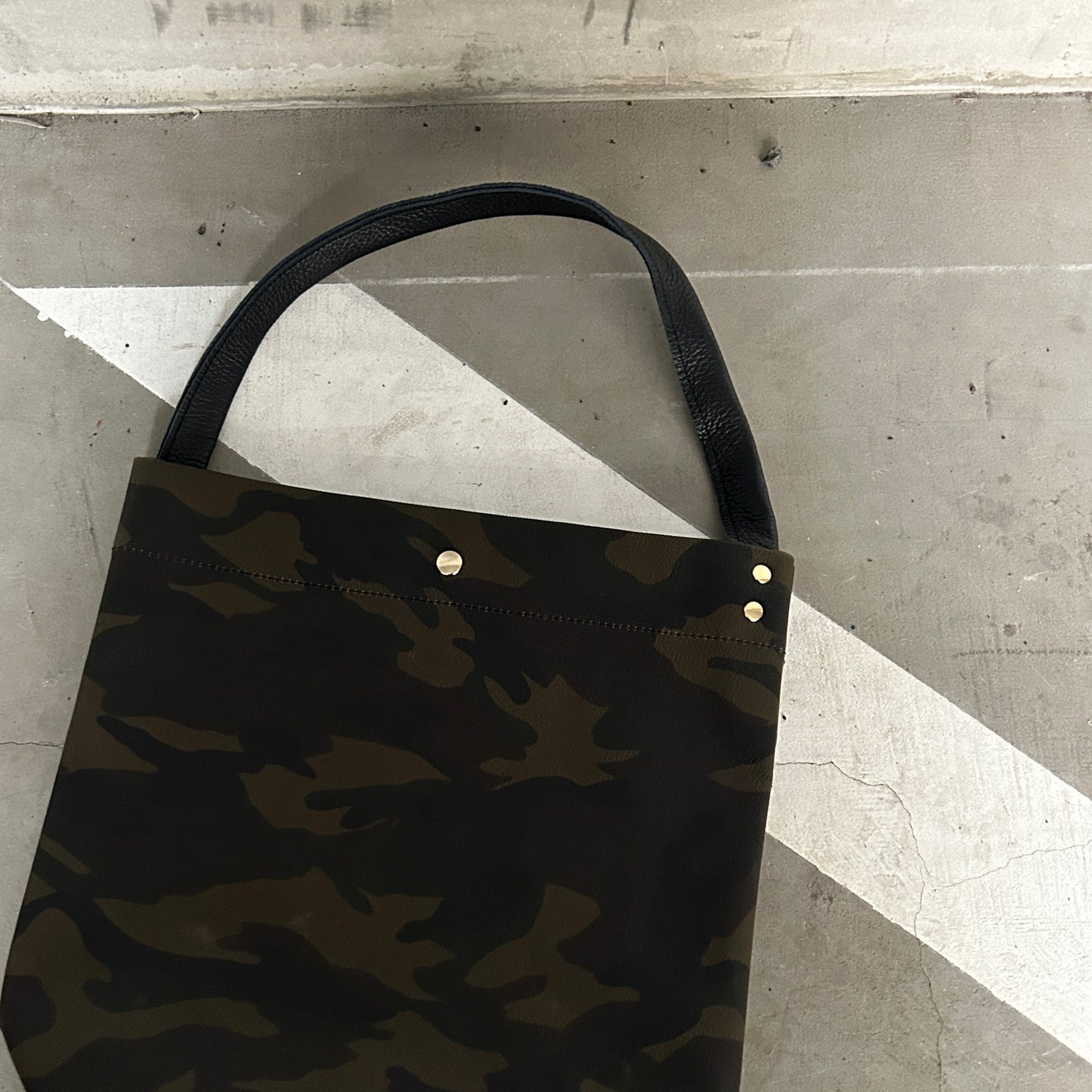 "Lightweight and wipeable" dark camouflage PVC processed (one shoulder) small