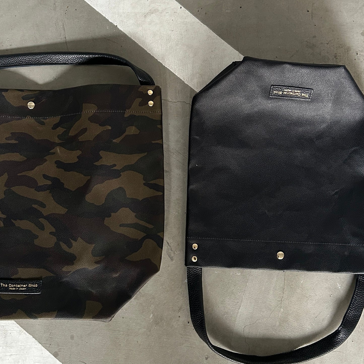 "Lightweight and wipeable" dark camouflage PVC processed (one shoulder) small