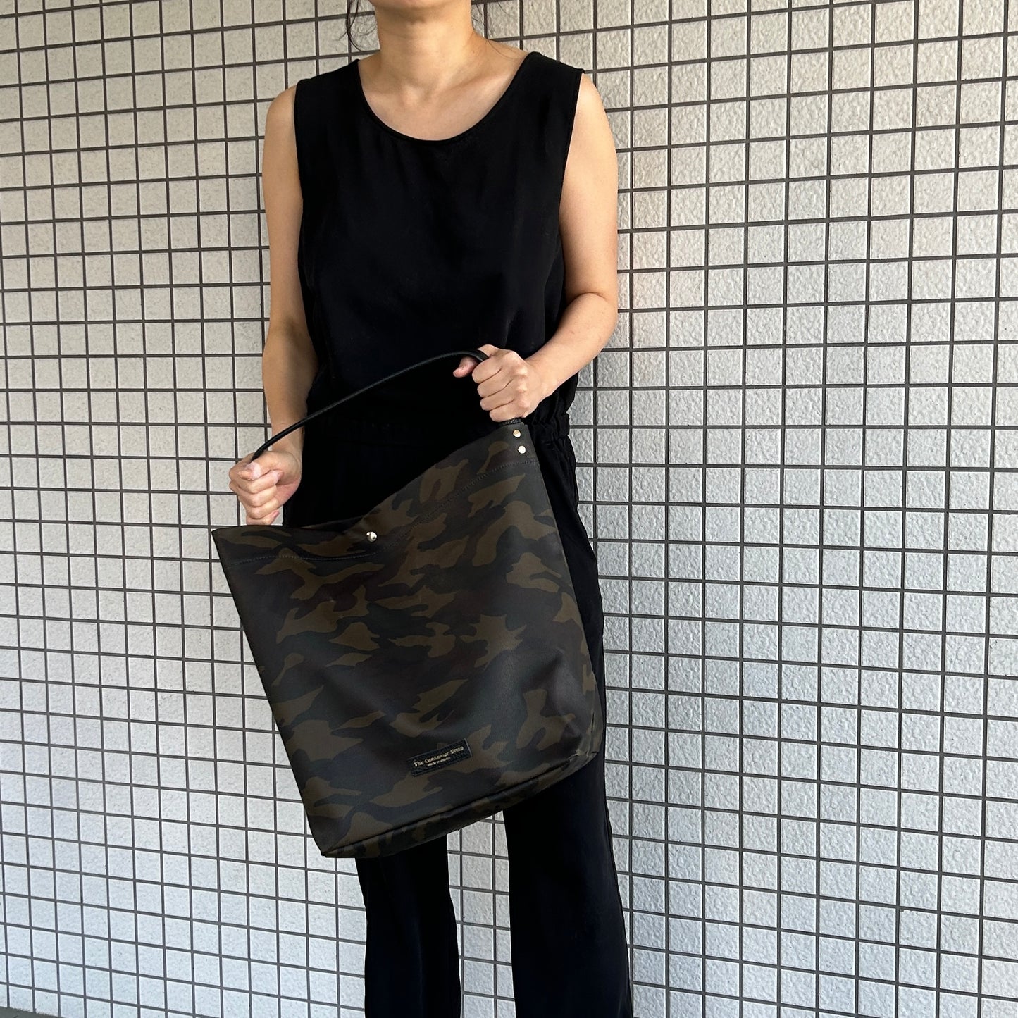 "Lightweight and wipeable" dark camouflage PVC processing (one shoulder) large