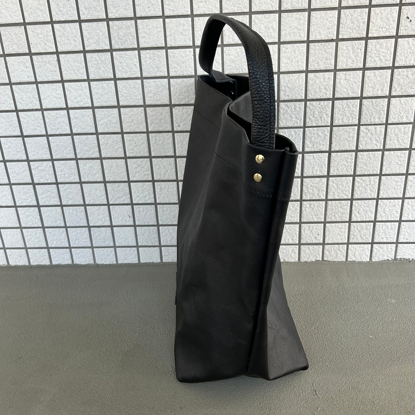 "Lightweight and wipeable" Black camouflage PVC processed (one-shoulder) Large