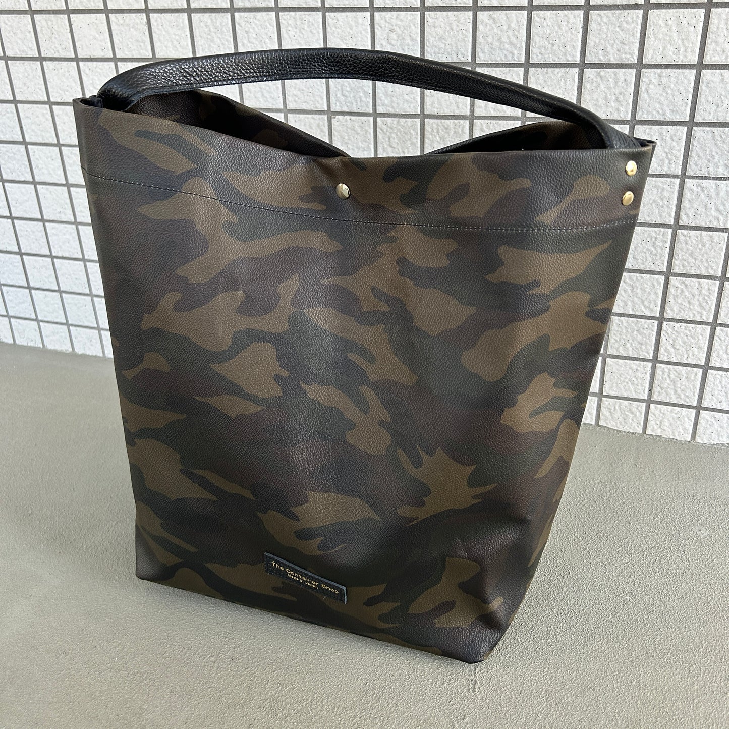 "Lightweight and wipeable" dark camouflage PVC processing (one shoulder) large