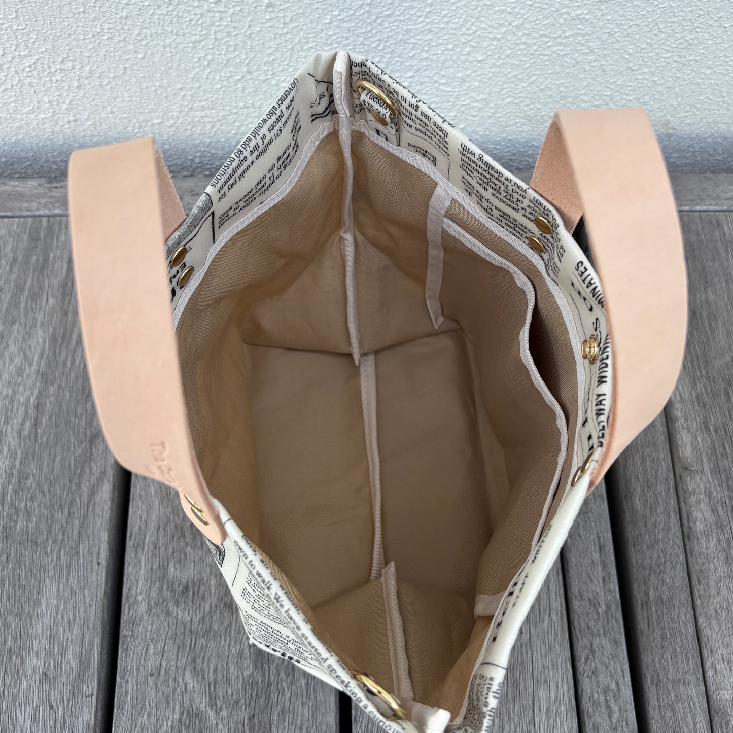 「軽くて拭ける」Coated PVC(WM) Newspaper