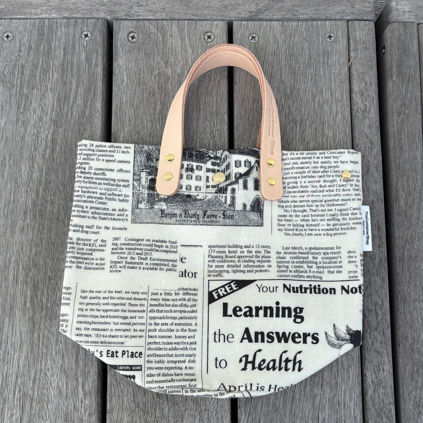 「軽くて拭ける」Coated PVC(丸底バッグ)Newspaper