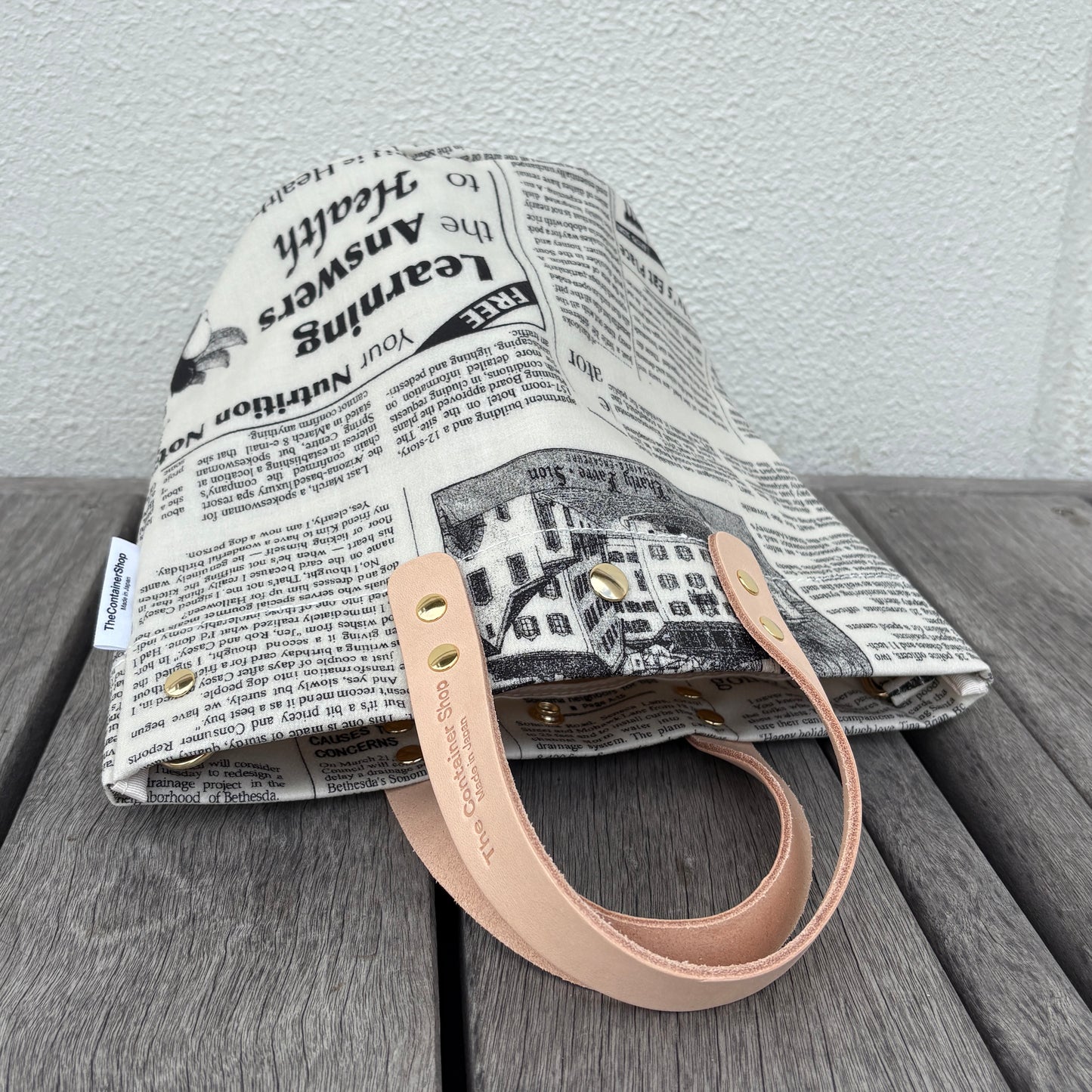 「軽くて拭ける」Coated PVC(丸底バッグ)Newspaper