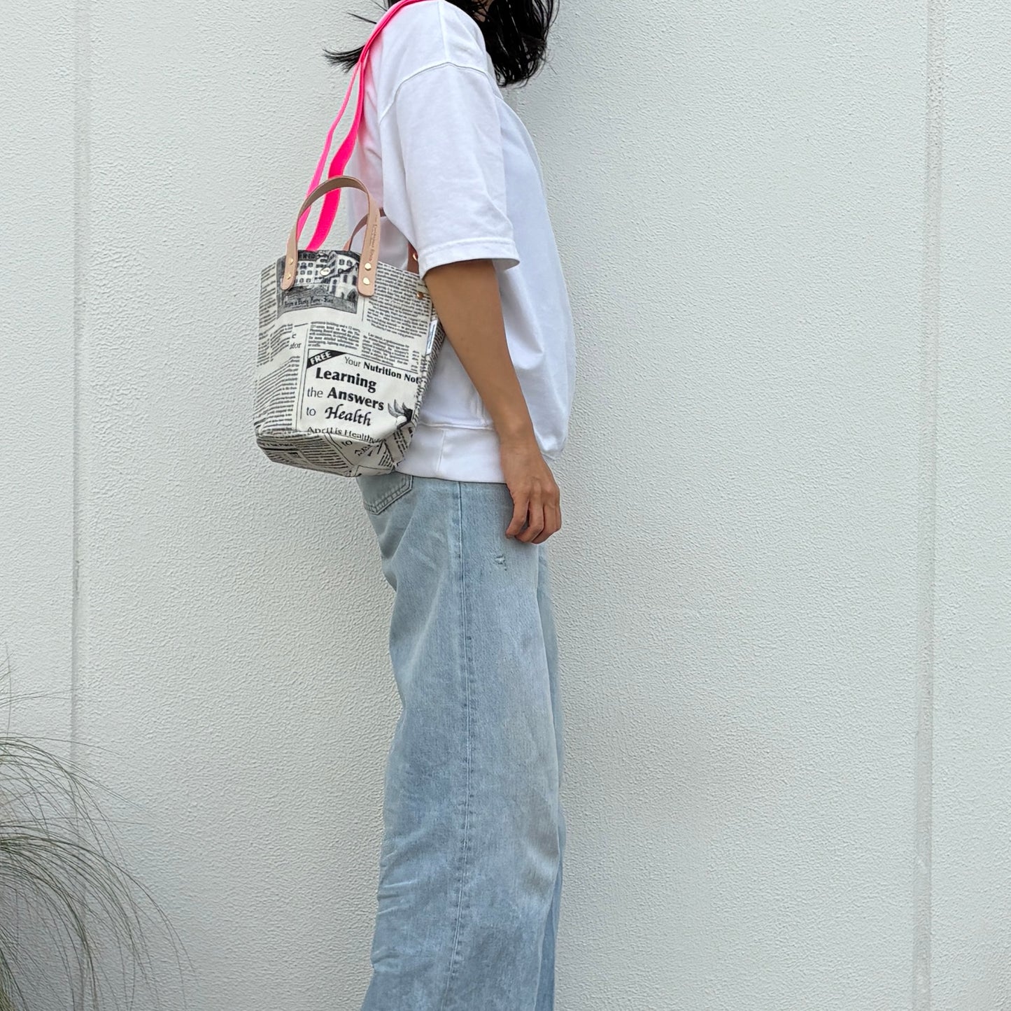 「軽くて拭ける」Coated PVC(丸底バッグ)Newspaper