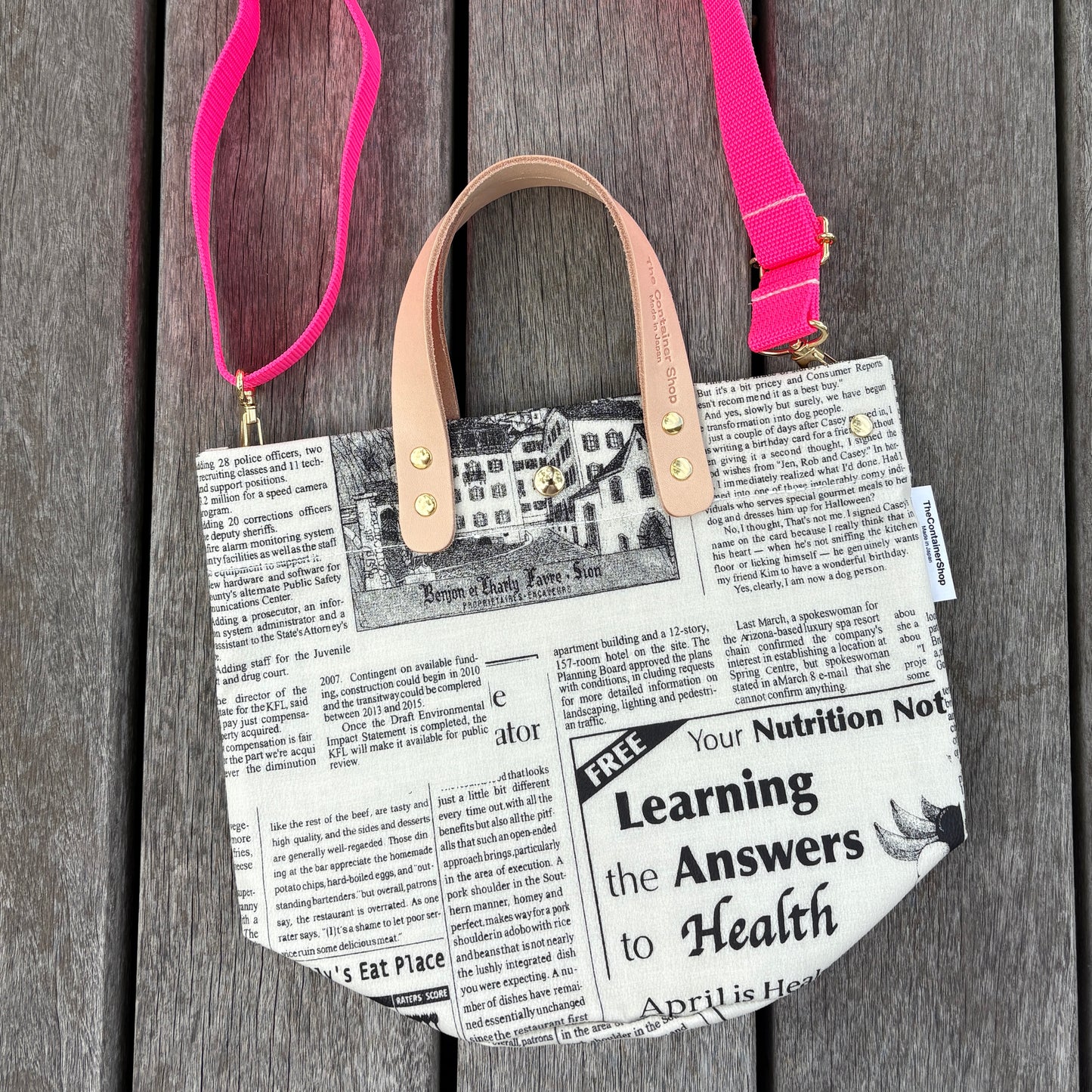 「軽くて拭ける」Coated PVC(丸底バッグ)Newspaper