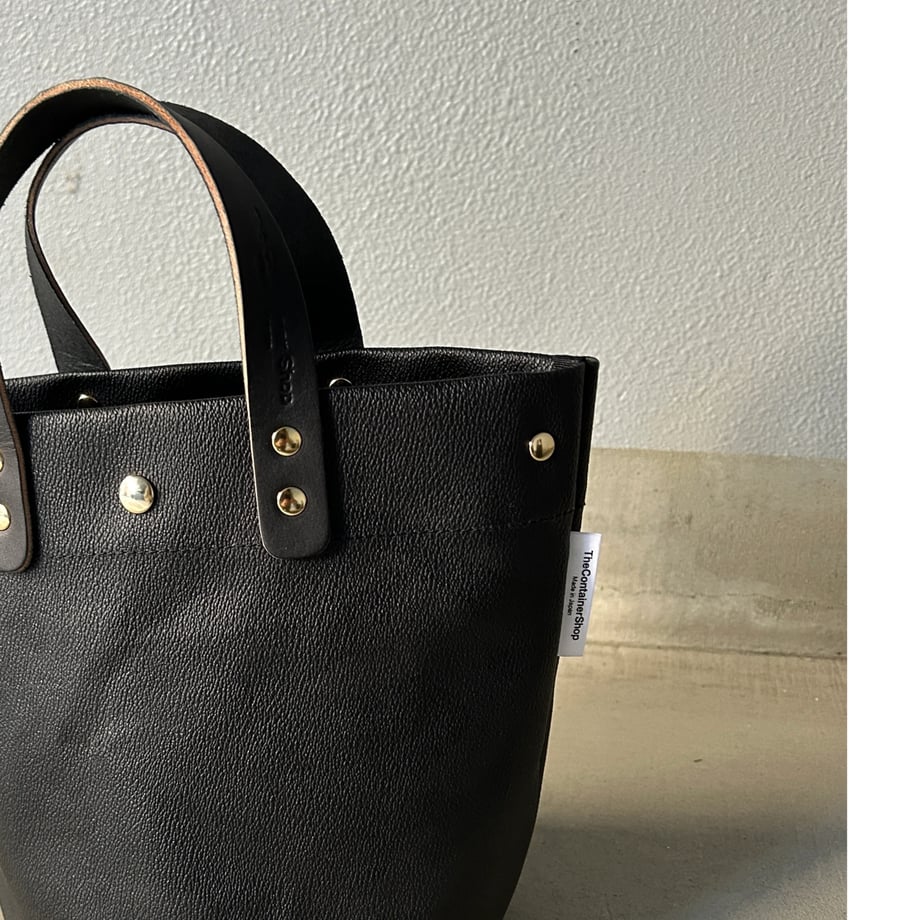 "Lightweight and wipeable" PVC processed (round bottom tote) Black camouflage