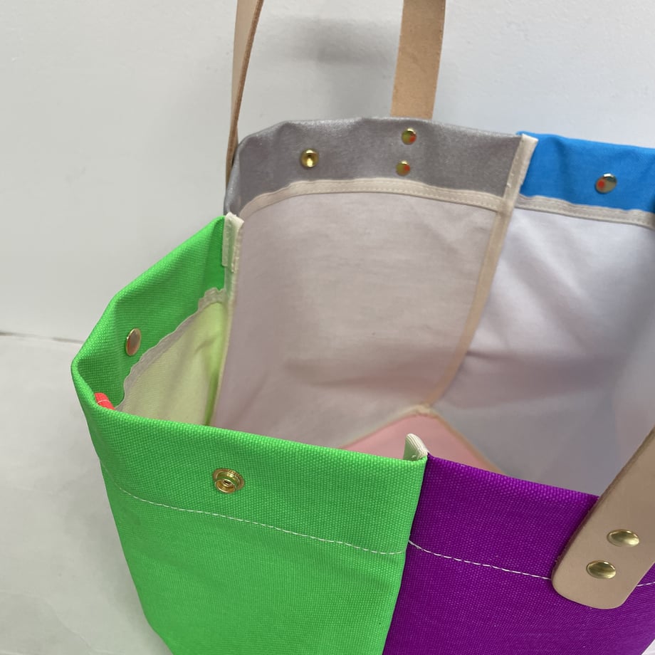 Comes with a multi-colored bag and a free pouch