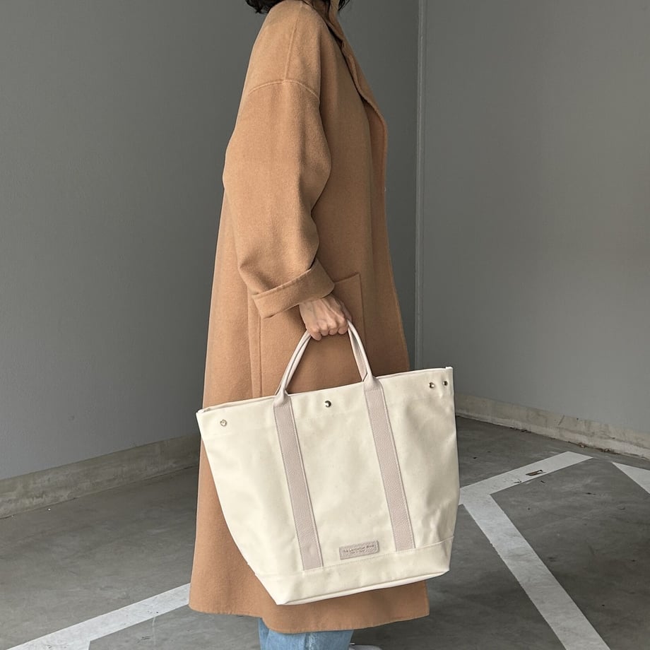 "Lightweight and easy to wipe" PVC-coated (tote L) solid (ivory)