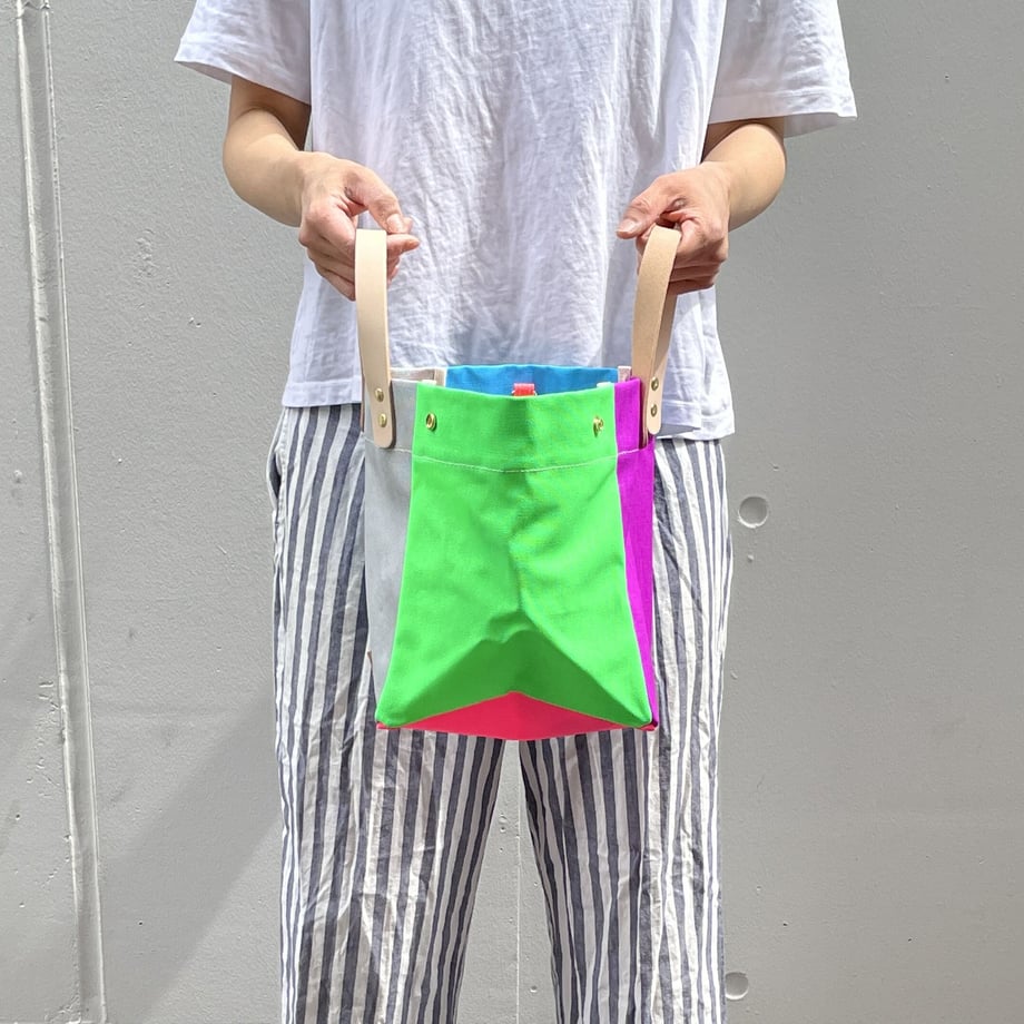 Comes with a multi-colored bag and a free pouch