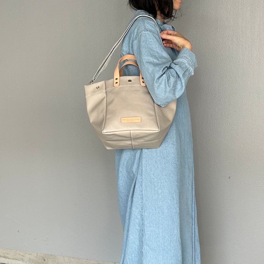 「軽くて拭ける」Coated PVC(SQ)SILVER GREY