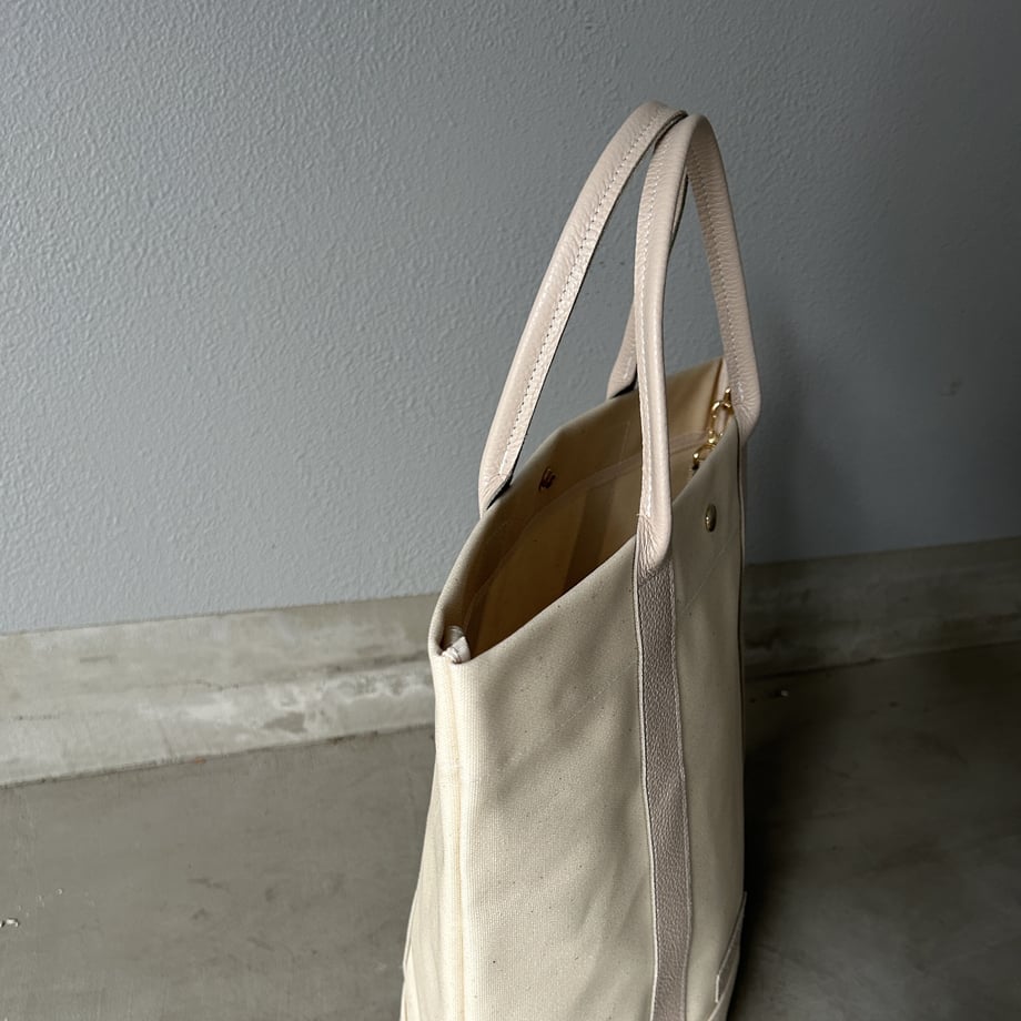 "Lightweight and easy to wipe" PVC-coated (tote L) solid (ivory)