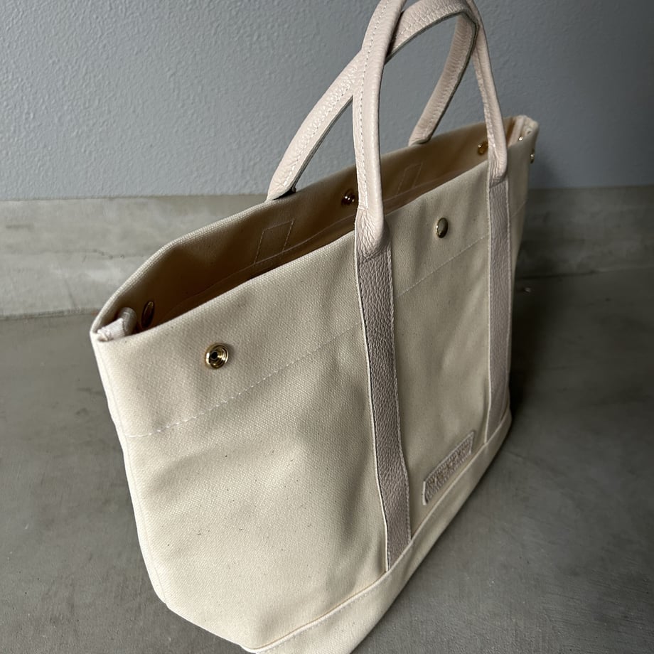 "Lightweight and wipeable" Coated PVC (TOTE M) Ivory