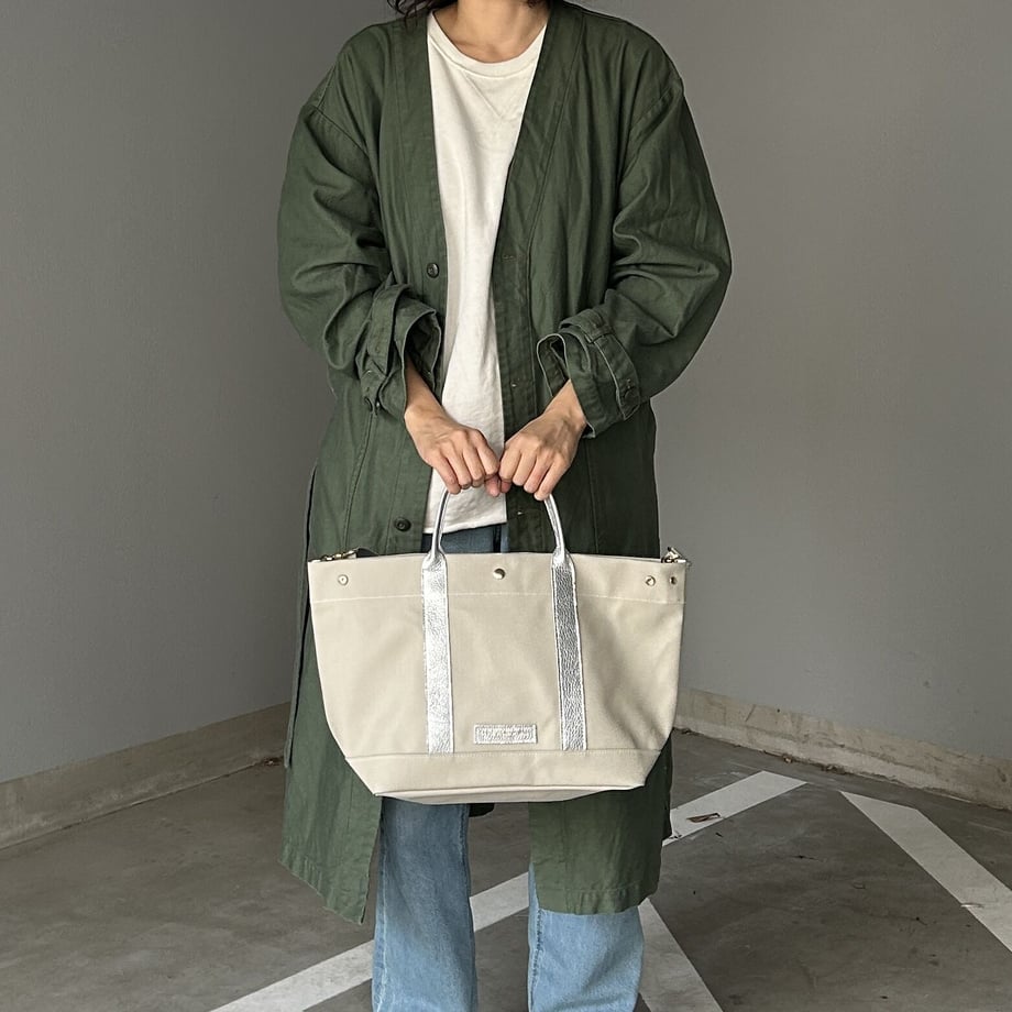 "Lightweight and wipeable" Coated PVC (TOTE M) Silver Grey