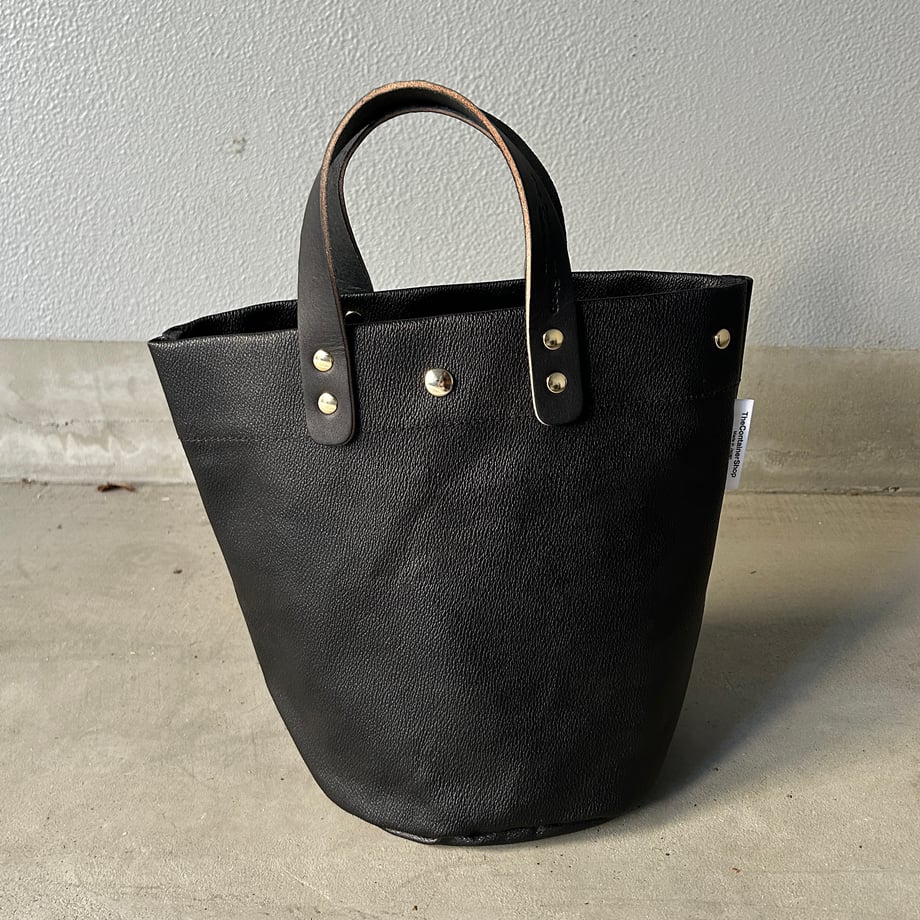 "Lightweight and wipeable" PVC processed (round bottom tote) Black camouflage