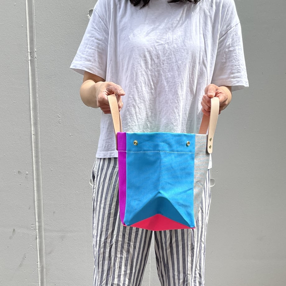 Comes with a multi-colored bag and a free pouch