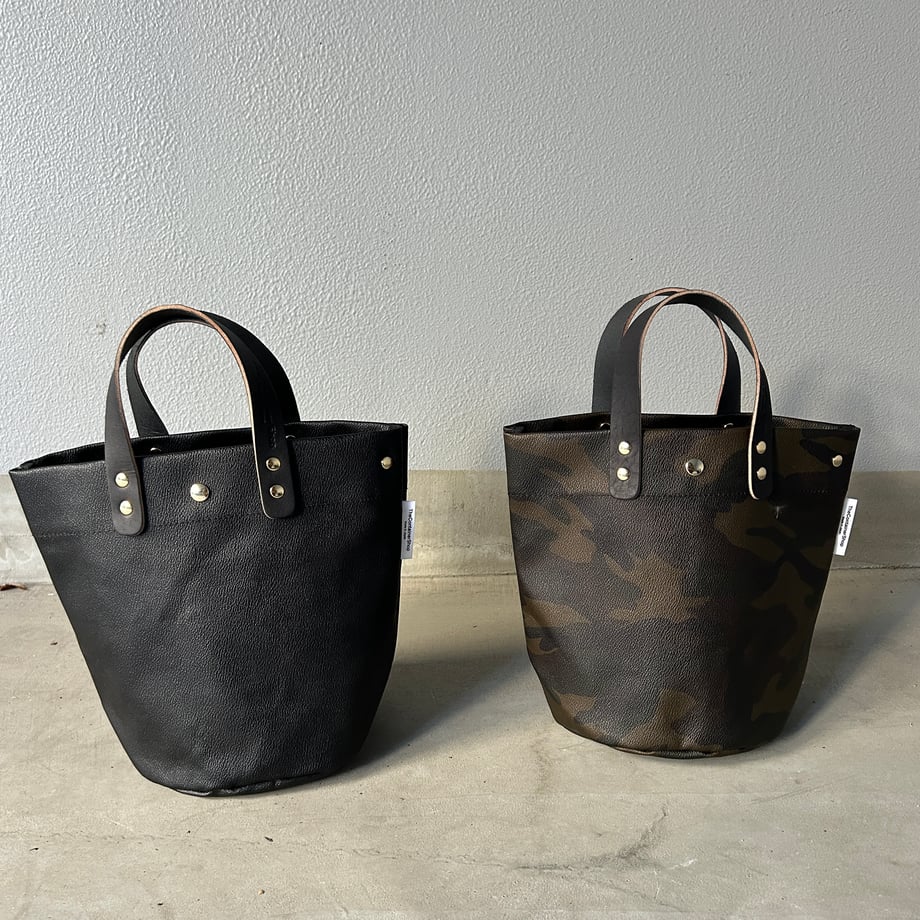 "Lightweight and wipeable" PVC processed (round bottom tote) Black camouflage
