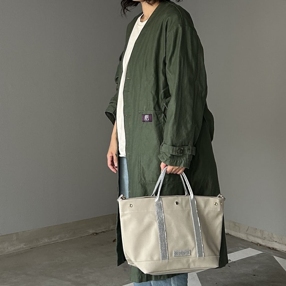 "Lightweight and wipeable" Coated PVC (TOTE M) Silver Grey