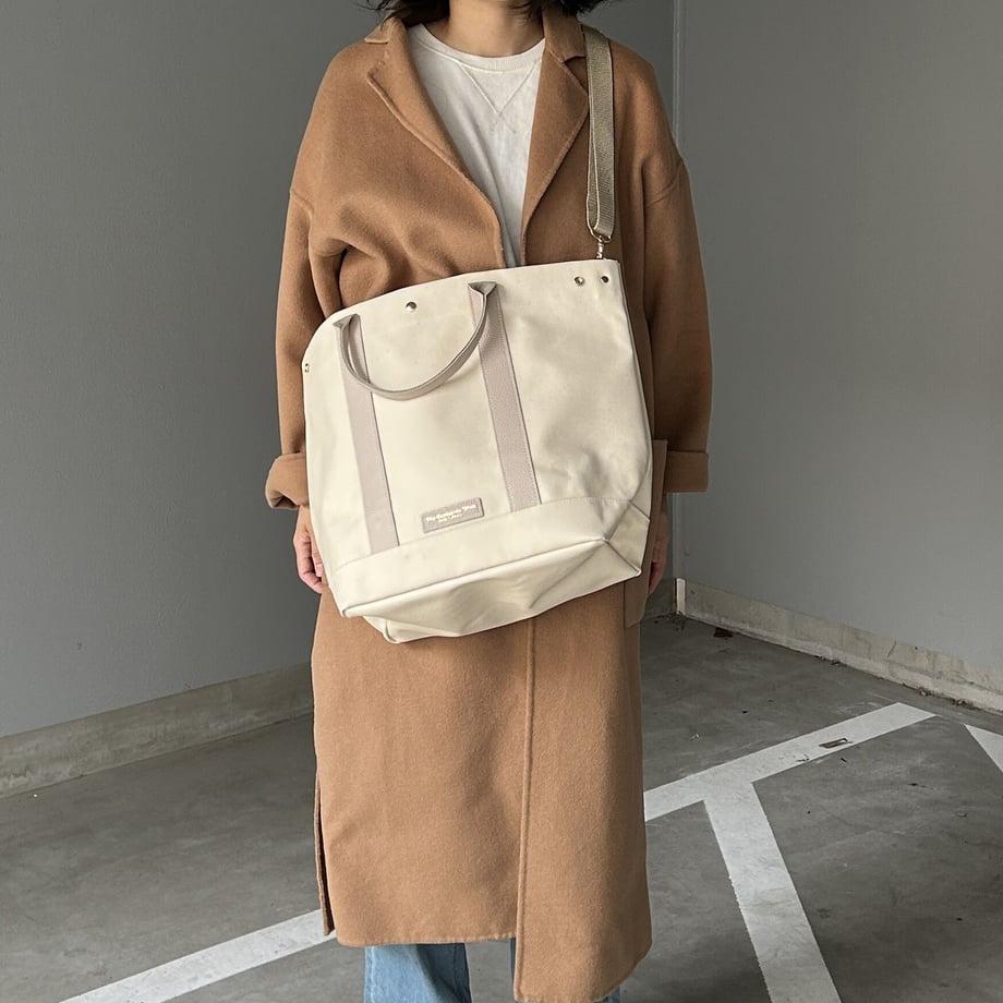 "Lightweight and easy to wipe" PVC-coated (tote L) solid (ivory)