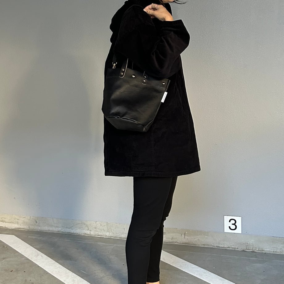 "Lightweight and wipeable" PVC processed (round bottom tote) Black camouflage