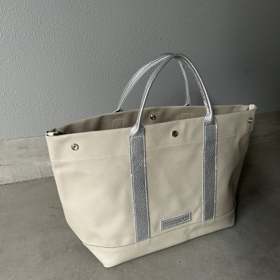 "Lightweight and wipeable" Coated PVC (TOTE M) Silver Grey
