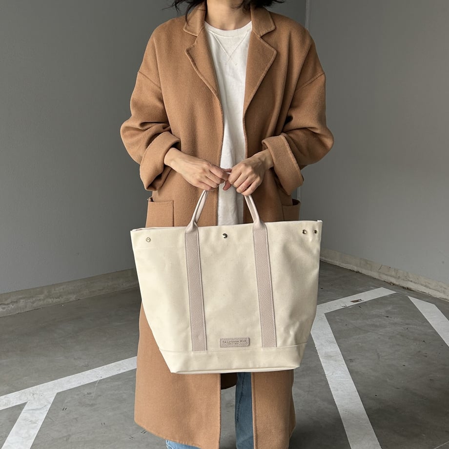 "Lightweight and easy to wipe" PVC-coated (tote L) solid (ivory)