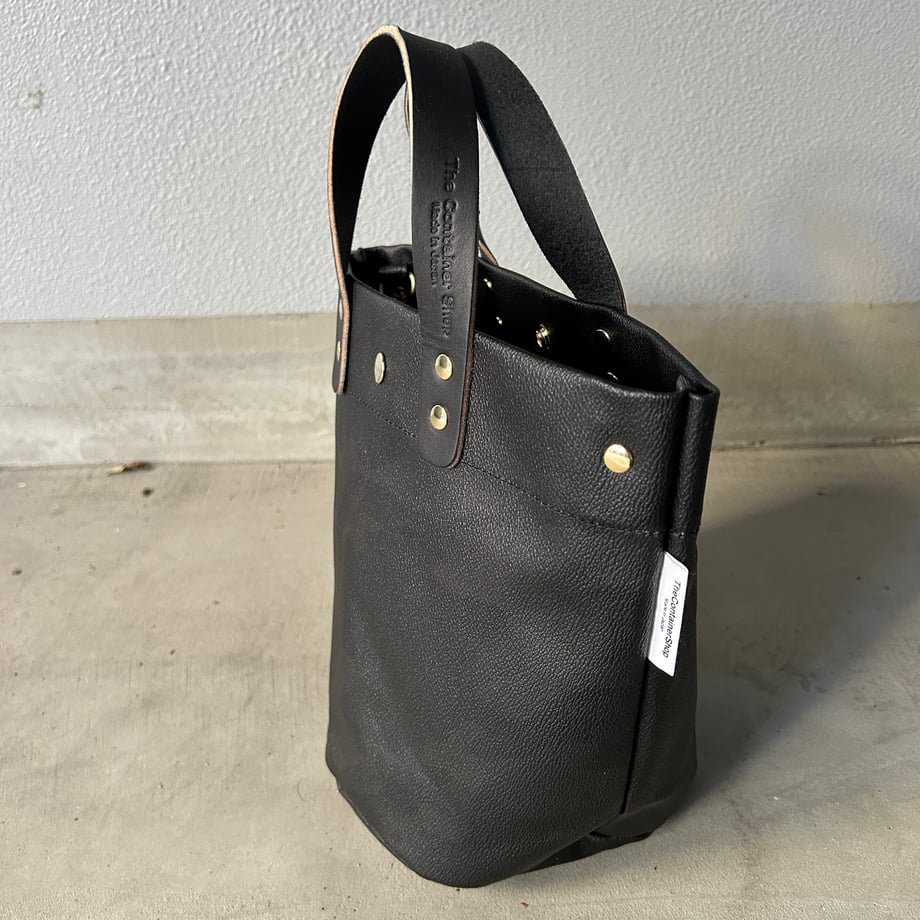 "Lightweight and wipeable" PVC processed (round bottom tote) Black camouflage