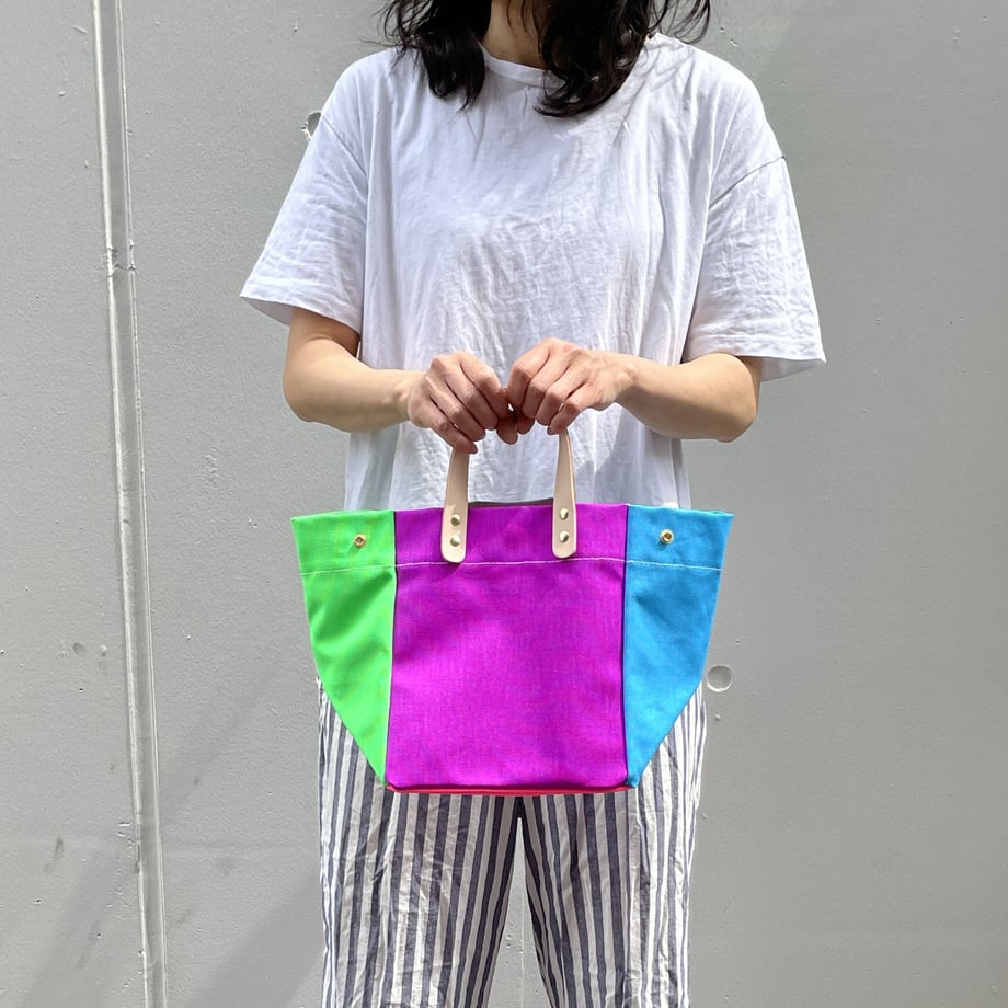 Comes with a multi-colored bag and a free pouch