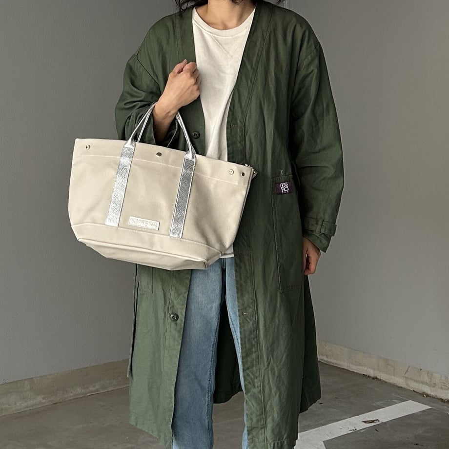 "Lightweight and wipeable" Coated PVC (TOTE M) Silver Grey