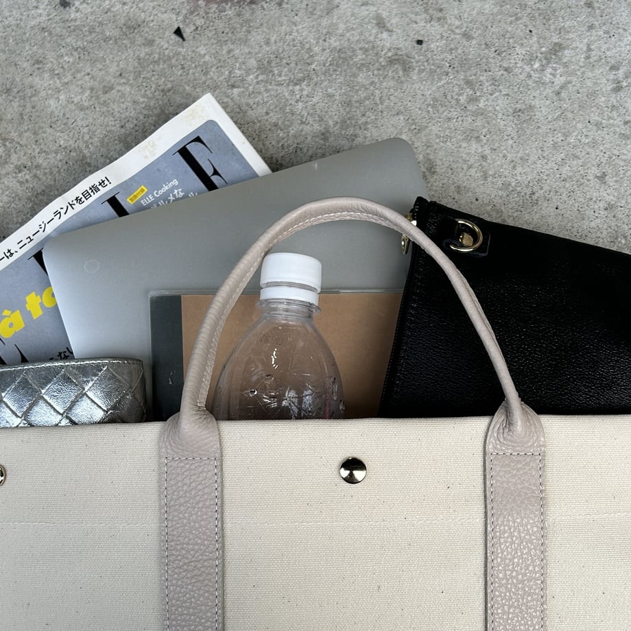 "Lightweight and wipeable" Coated PVC (TOTE M) Ivory