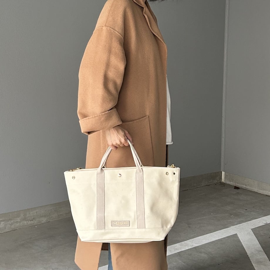"Lightweight and wipeable" Coated PVC (TOTE M) Ivory