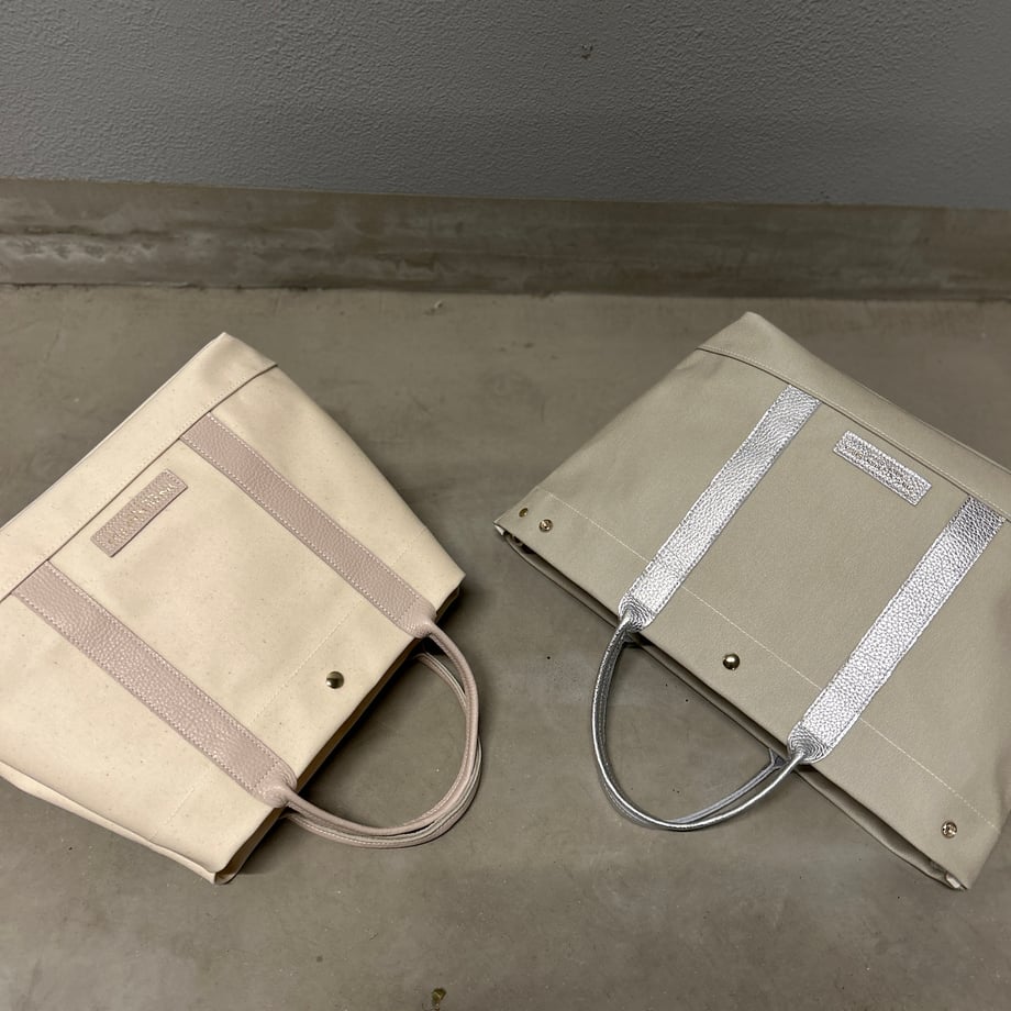 "Lightweight and wipeable" Coated PVC (TOTE M) Silver Grey