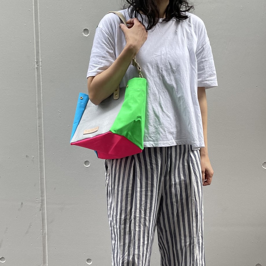 Comes with a multi-colored bag and a free pouch