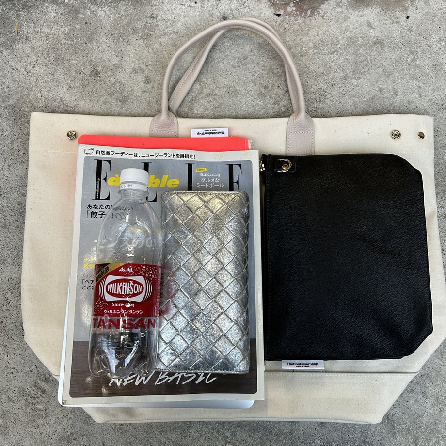 "Lightweight and easy to wipe" PVC-coated (tote L) solid (ivory)